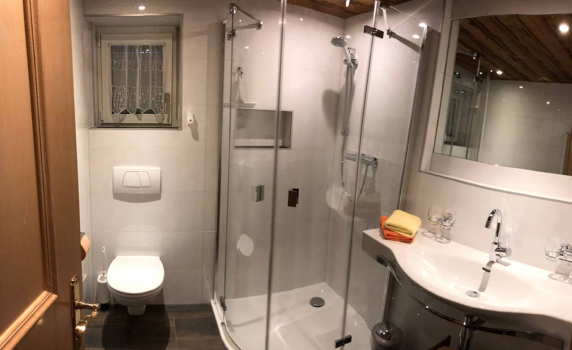 Wohnung Grandau: Bad mit geräumiger Dusche