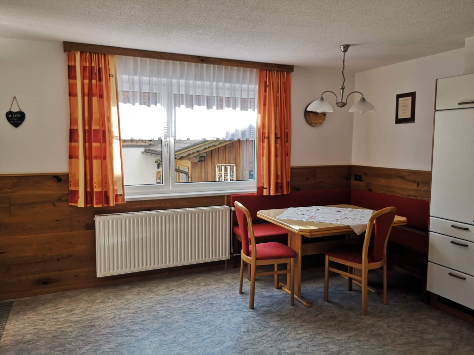 Wohnung Grandau: gemütlicher Essplatz am Fenster