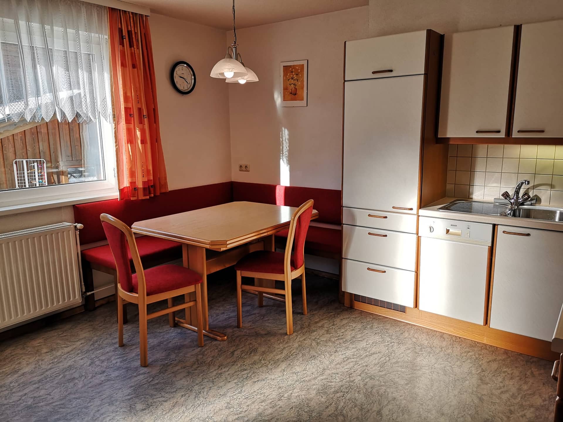 Wohnung Grandau: Wohnküche mit Sitzecke