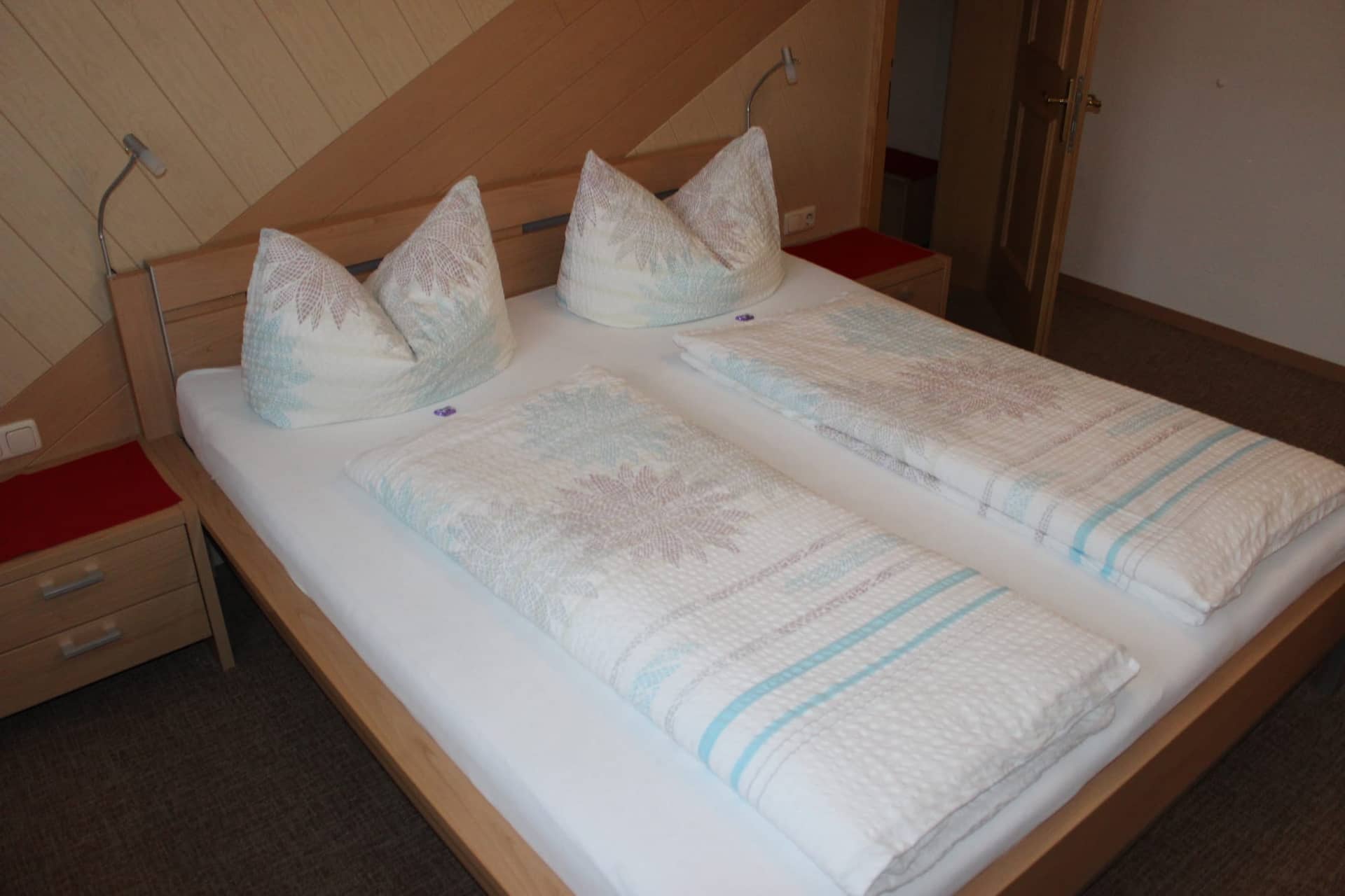 Wohnung Grandau: Doppelbett mit frischer Bettwäsche