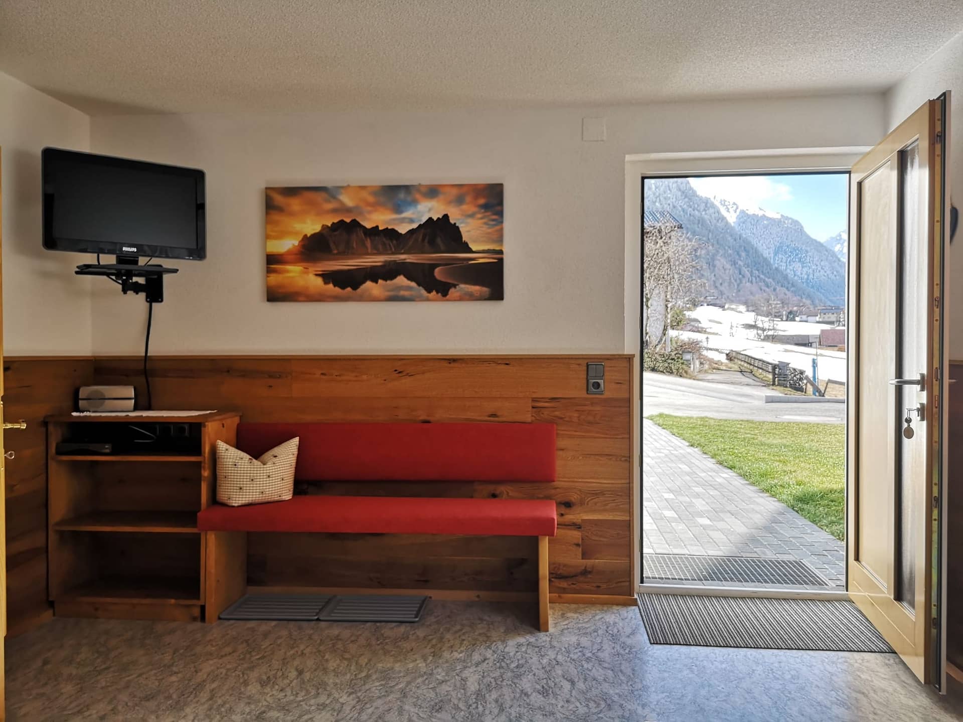 Wohnung Grandau: Sitzecke mit Sat-TV und Ausgang zur Terrasse