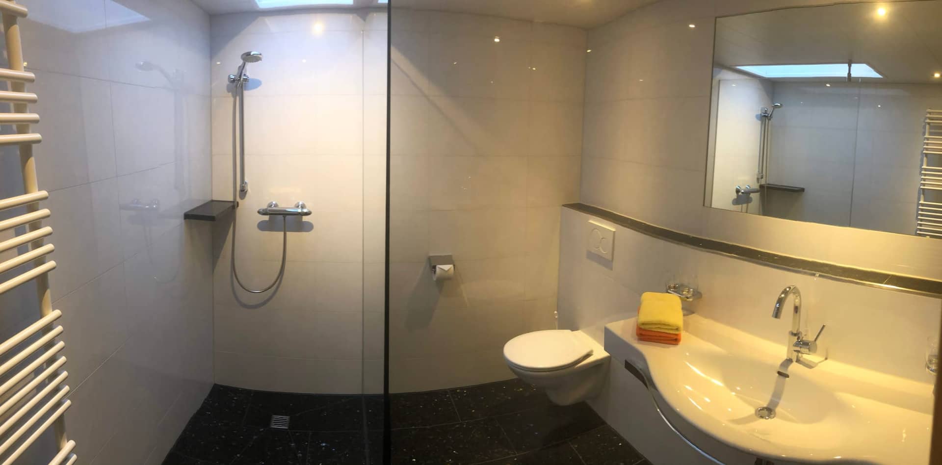 Wohnung Montiel: Bad mit ebenerdiger Dusche und großem Waschbecken