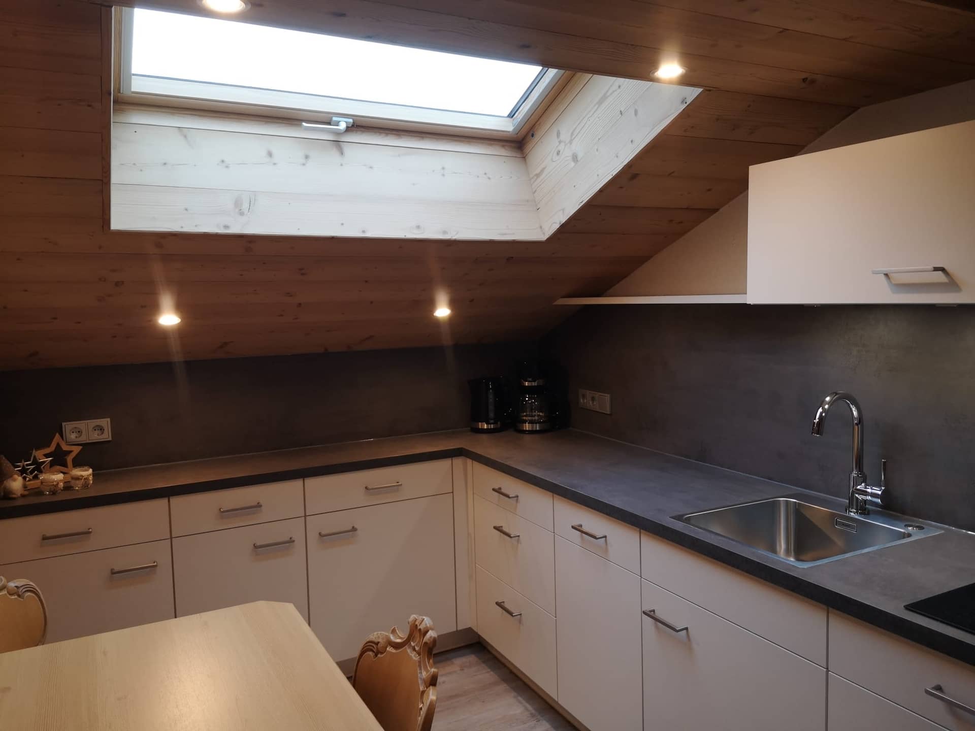 Wohnung Montiel: Wohnküche mit Dachfenster