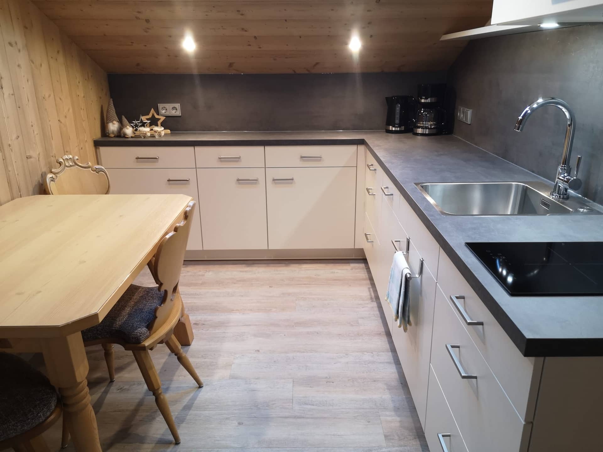 Wohnung Montiel: Küche mit Esstisch und Induktionsherd