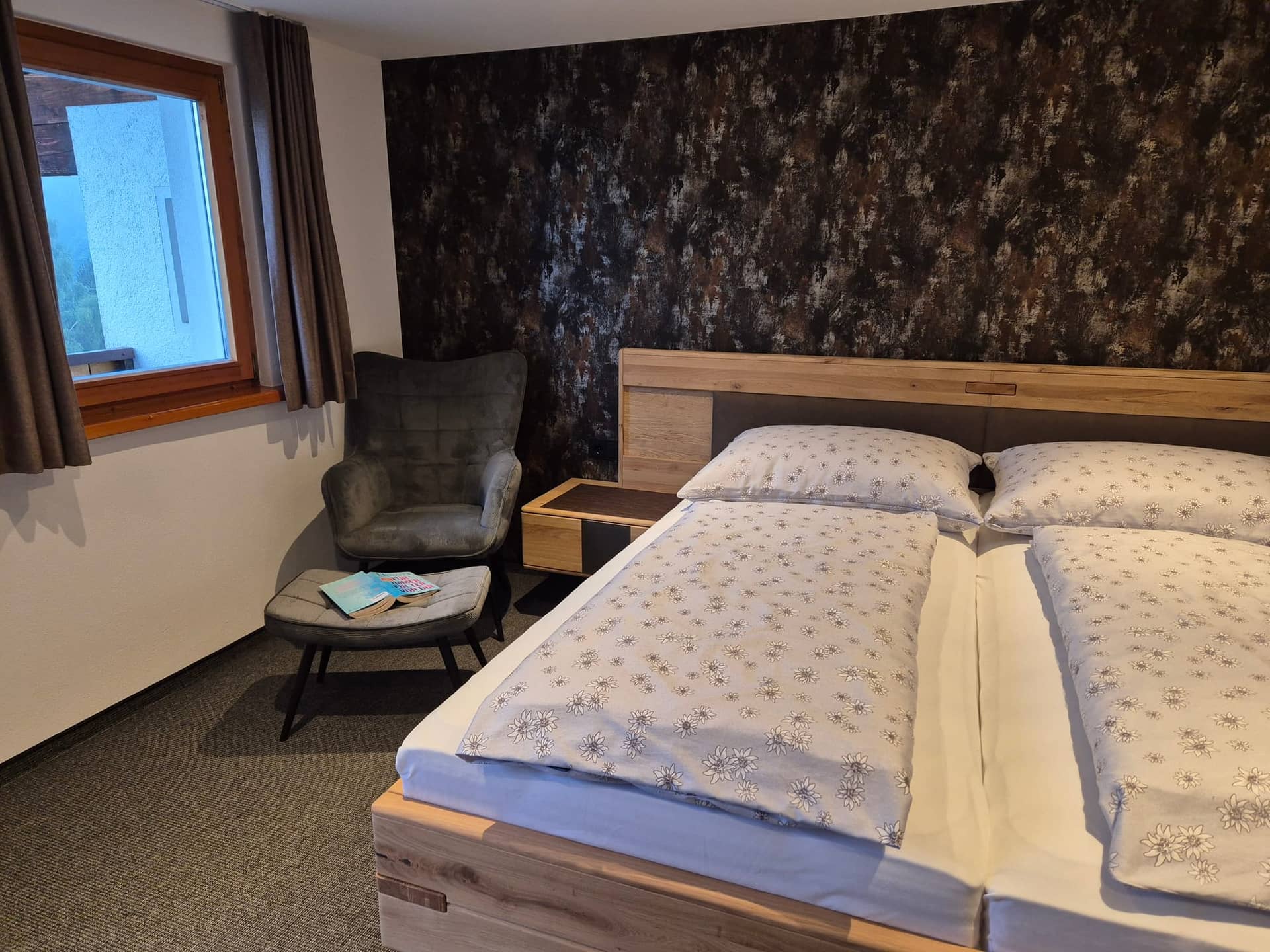 Wohnung Montiel: Doppelbettzimmer mit Sessel und Fenster