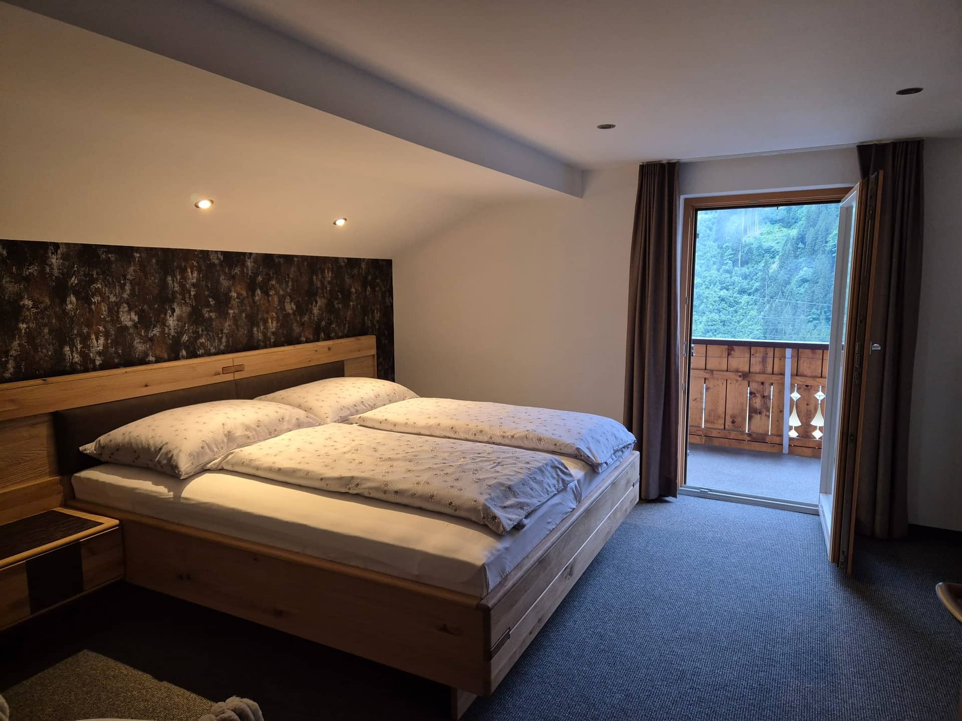 Wohnung Montiel: Schlafzimmer mit Zugang zum Balkon