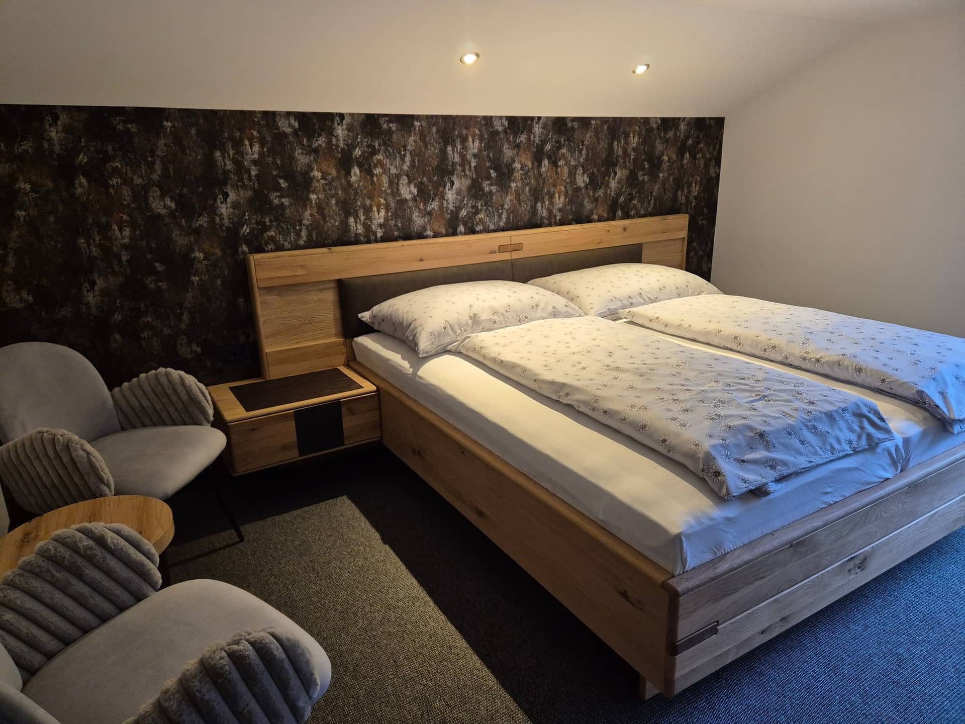 Wohnung Montiel: Schlafzimmer mit Doppelbett und Sitzgelegenheiten