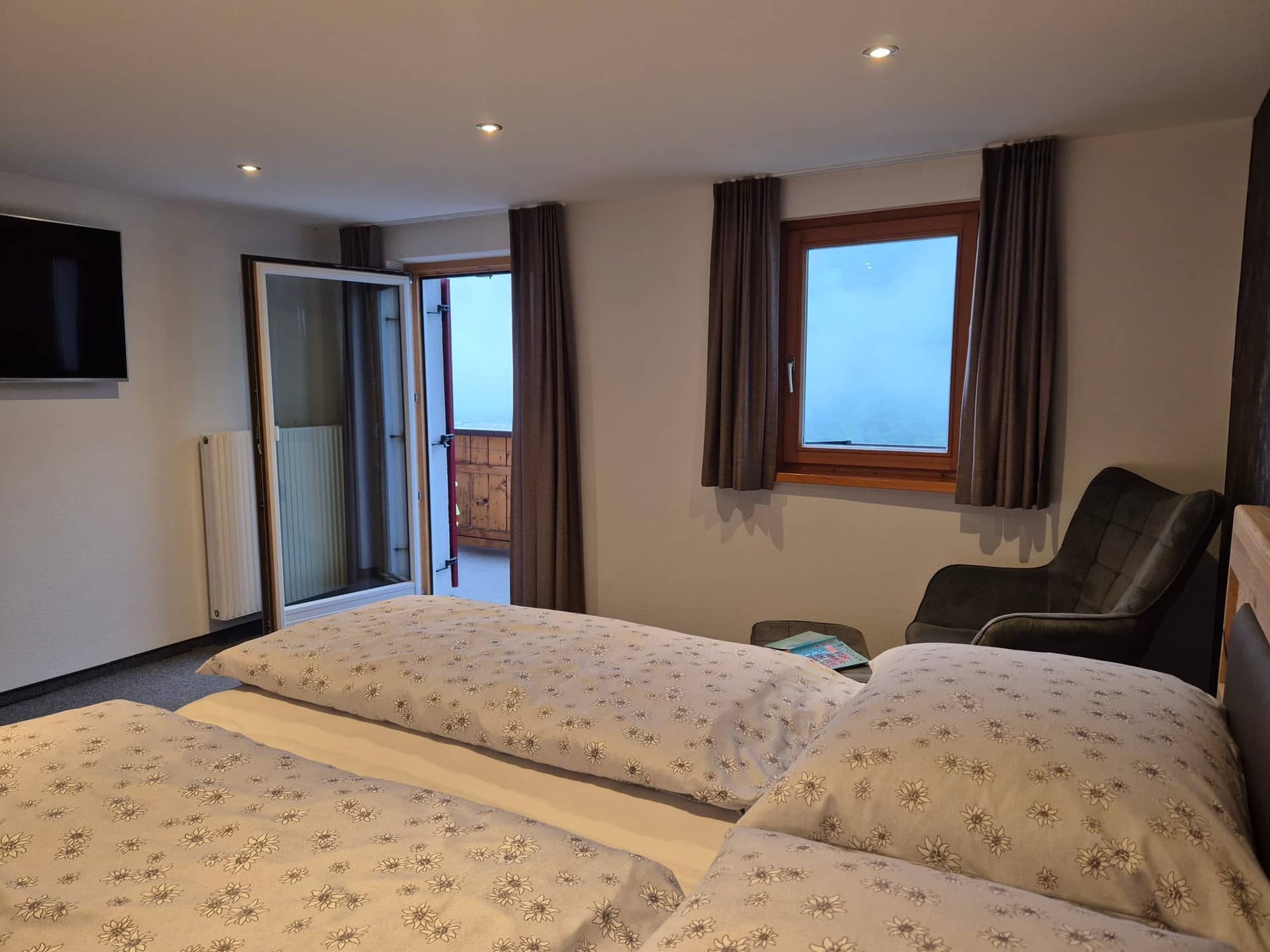 Wohnung Montiel: helles Schlafzimmer mit Fenster und Balkontür