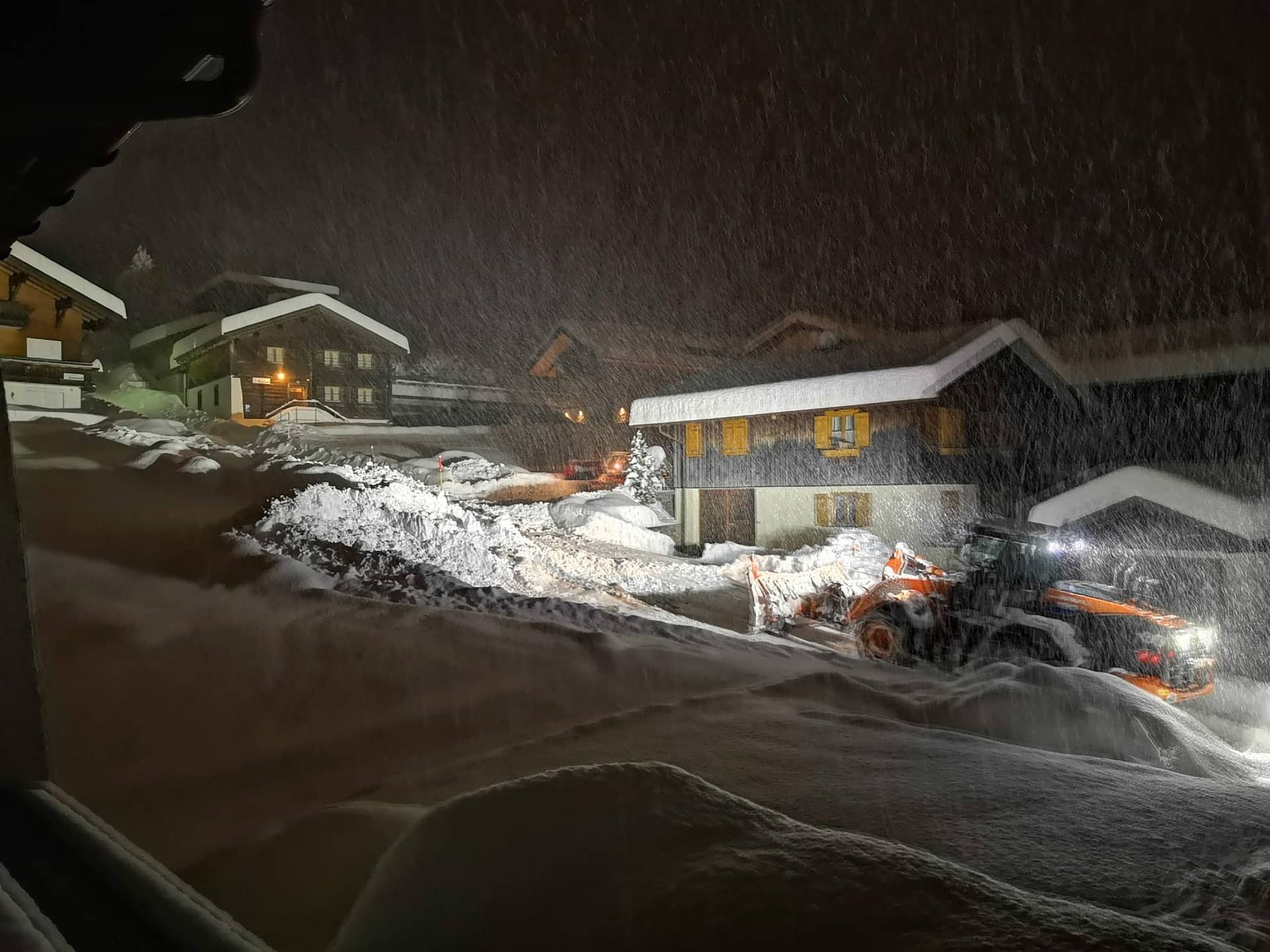 Winternacht mit beleuchteten Häusern in St. Gallenkirch